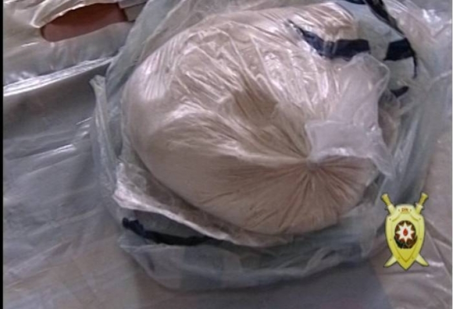 Keçmiş məhkumun idarə etdiyi avtomobildən bir kiloqrama yaxın heroin aşkarlanıb