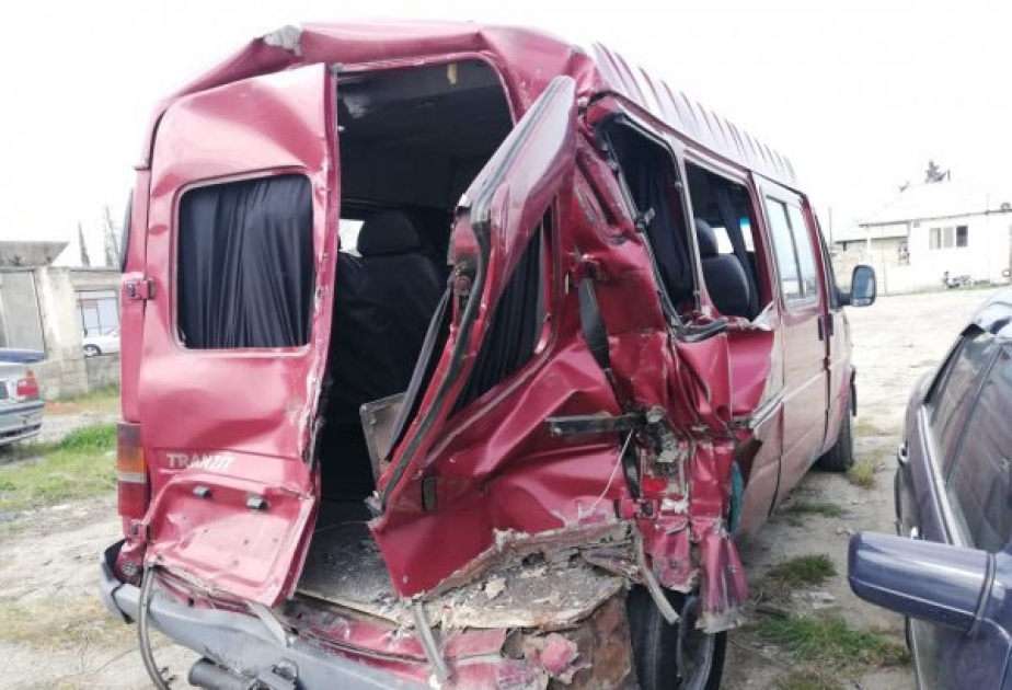 Sumqayıtda mikroavtobus yük maşını ilə toqquşub