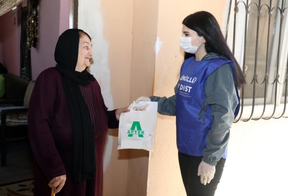 DOST könüllüləri tənha yaşlılara sosial məişət xidmətlərinin göstərilməsində yaxından iştirak edirlər