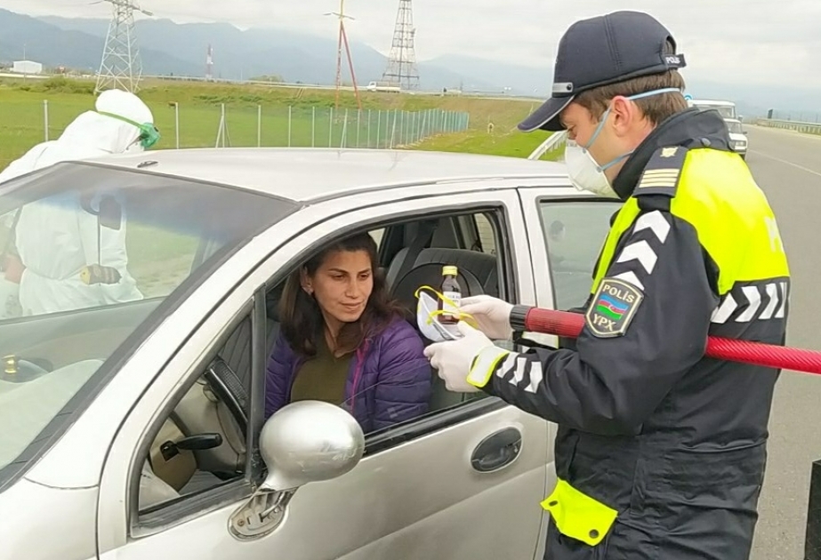 Astara polisi 200-ə yaxın sürücüyə tibbi spirt və maska paylayıb