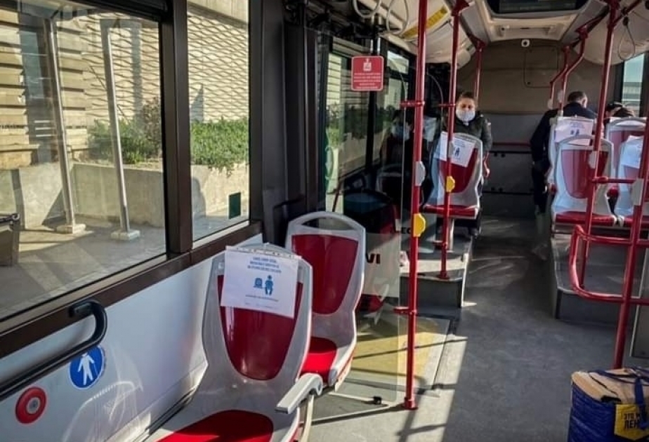 Se aplica la regla de respetar la distancia entre los pasajeros en los autobuses de Bakú