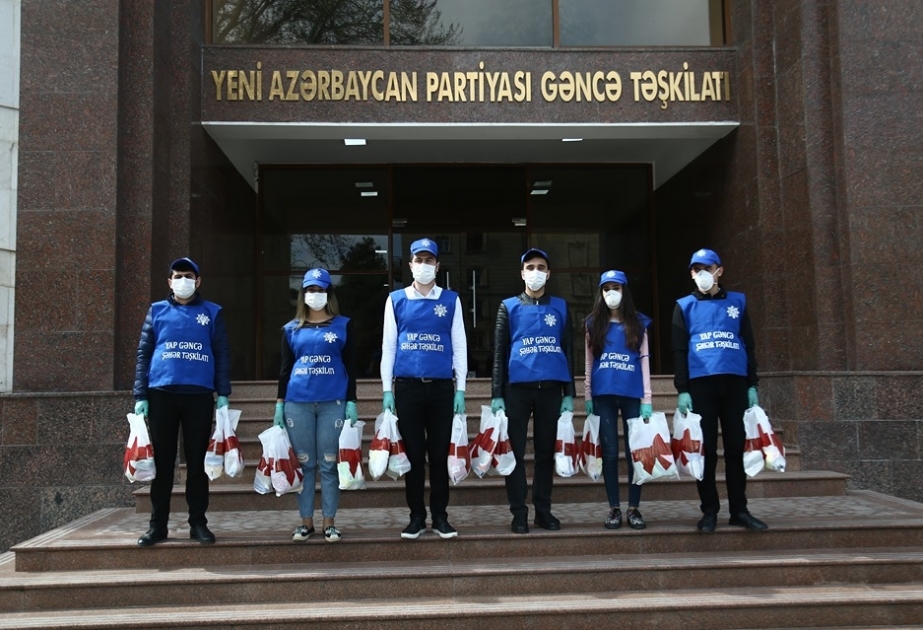YAP Gəncə şəhər təşkilatının fəalları tənha və ahıl sakinlərə yardım edirlər