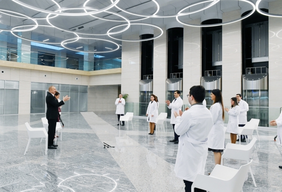 El presidente Ilham Aliyev aplaude a los médicos