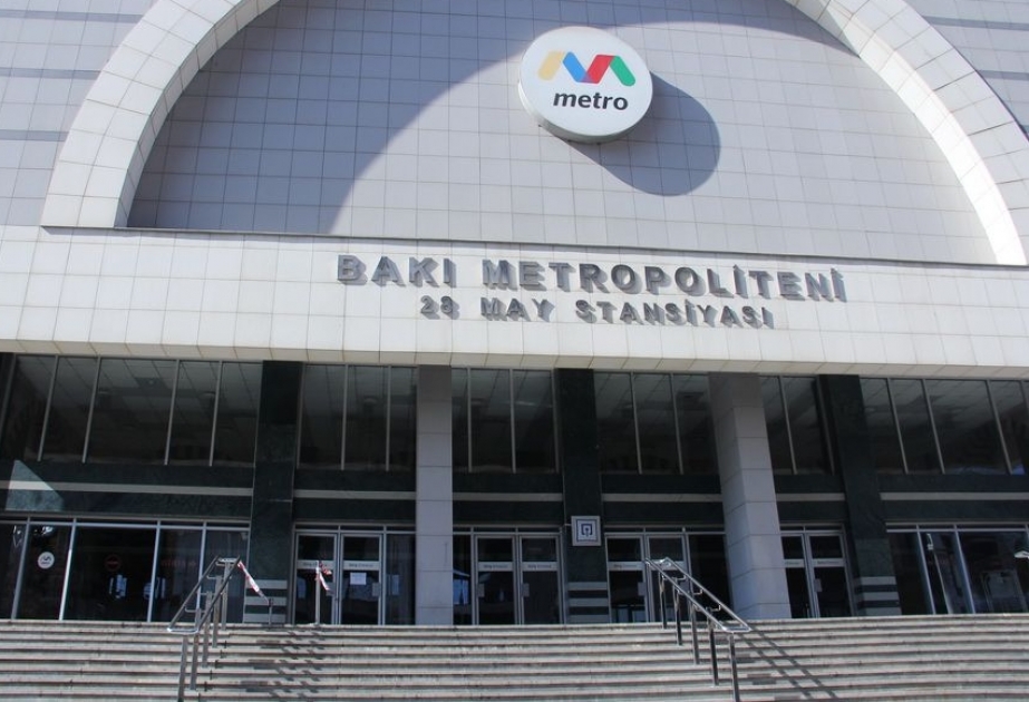 Metro stansiyalarının girişində istiqamətləndiricilər qoyulub