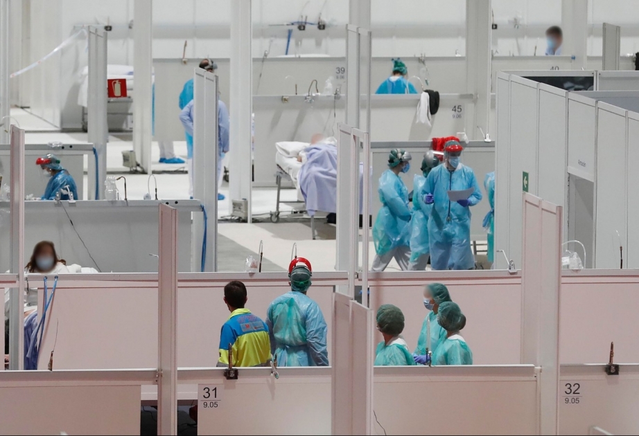 Casi tres de cada diez casos de coronavirus son sanitarios y más son mujeres