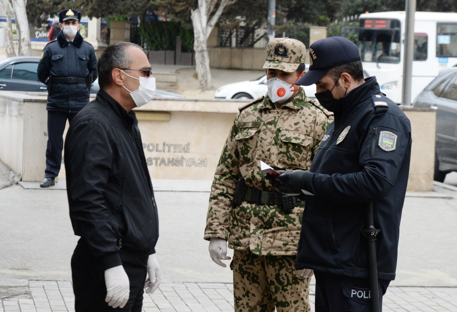 Paytaxtda polis və Daxili Qoşunların hərbi qulluqçuları insanlarla profilaktik söhbətlər aparırlar