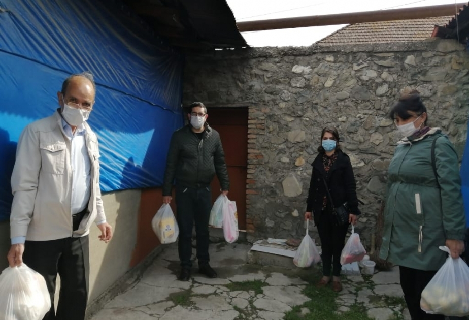 Şəki şəhər Heydər Əliyev Mərkəzinin kollektivi ahıl vətəndaşa ərzaq yardımı göstərib