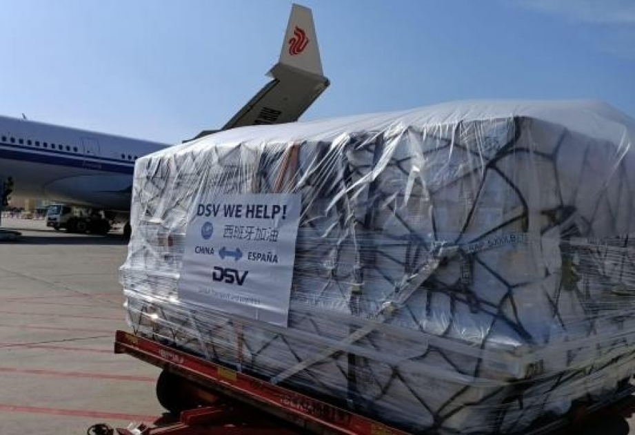 两架运送土耳其和中国援助的17吨医疗物资的飞机抵达西班牙