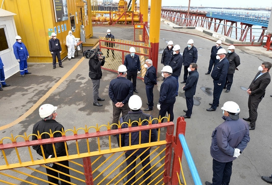 SOCAR总裁视察"石油岩石"油田