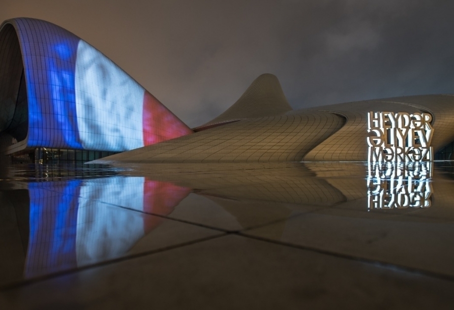 Le drapeau français est projeté sur le bâtiment du Centre Heydar Aliyev à Bakou