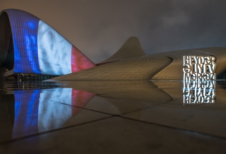 Se proyectó el video de la bandera de Francia en el edificio del Centro Heydar Aliyev