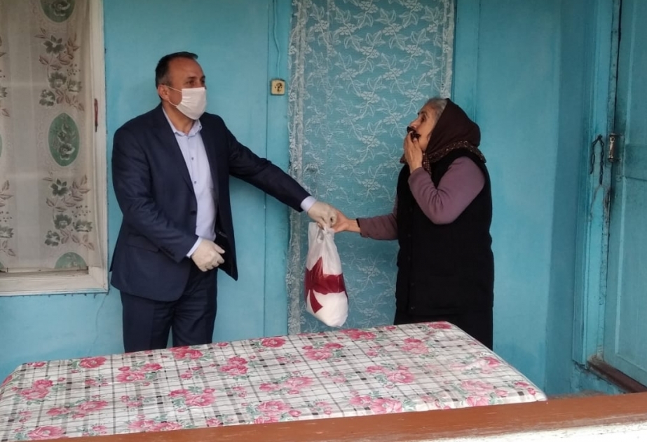 Göyçayda tənha ahıl sakinlərə zəruri ərzaq məhsulları paylanıb