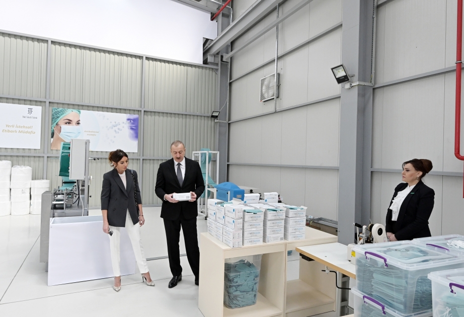 Präsident Ilham Aliyev weiht Betrieb für Maskenproduktion im Sumgayit ein VIDEO