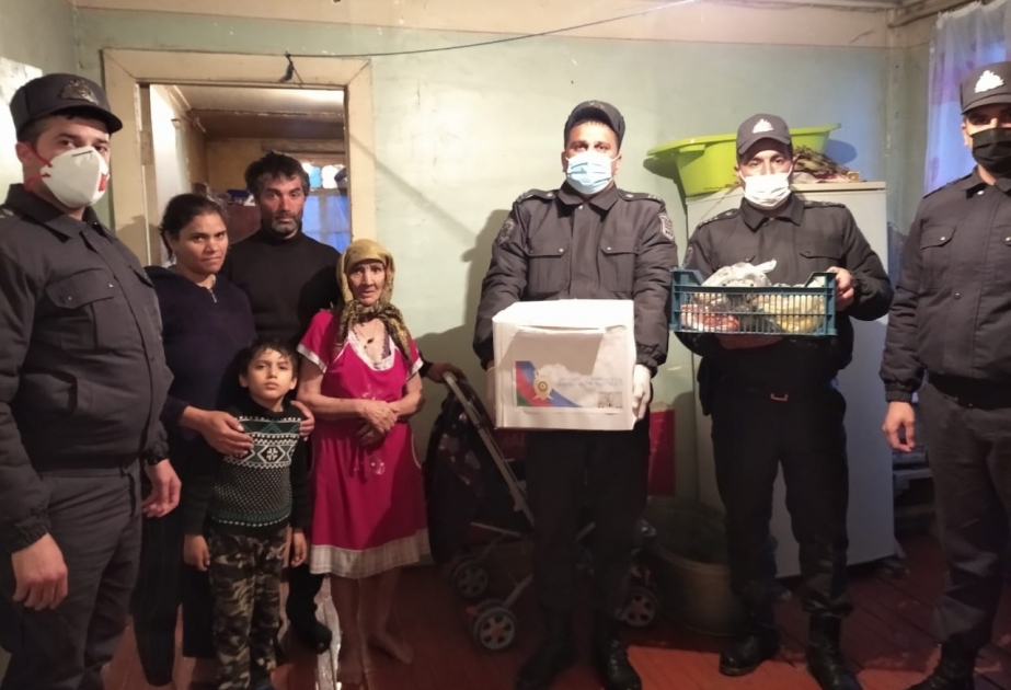 Zərdab Rayon Polis Şöbəsinin əməkdaşları karantin günlərində 20 imkansız ailəyə maddi yardım ediblər