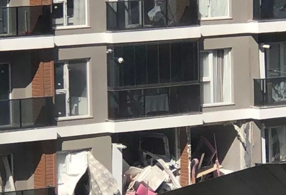 İstanbulda yaşayış binasında partlayış baş verib VİDEO