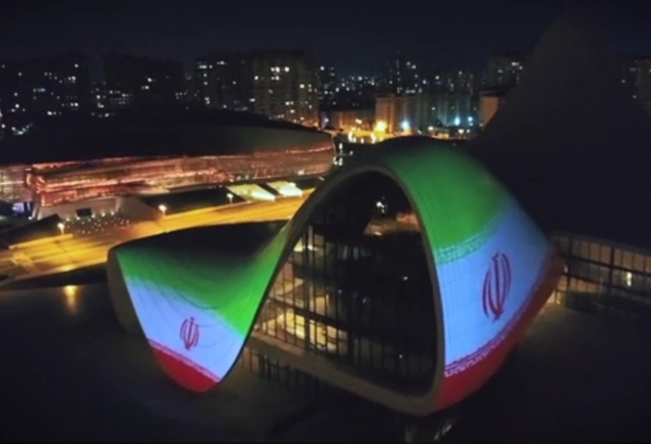 Heydar Aliyev Center für den Iran mit Lichtstrahlen in Grün-Weiß-Rot beleuchtet VIDEO