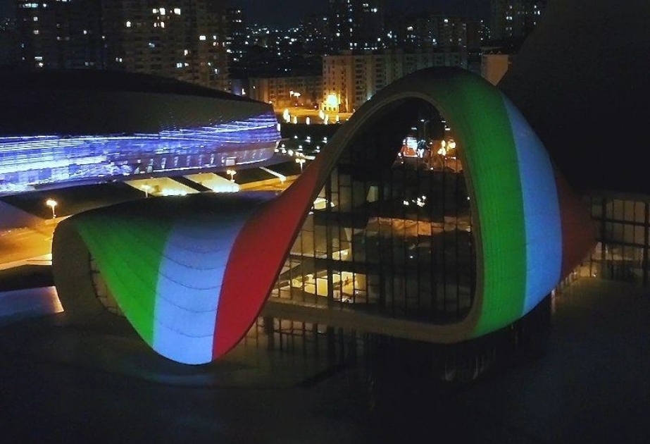 Heydər Əliyev Mərkəzinin binası üzərində İtaliya bayrağı videoproyeksiya olunub  VİDEO
