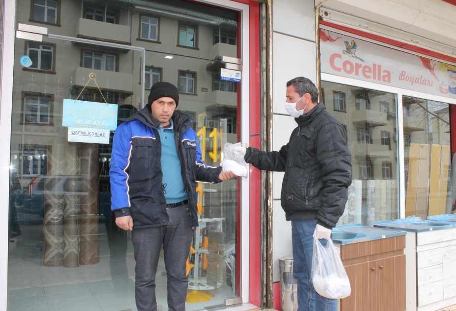 Neftçala sakinləri tibbi maska hazırlayaraq ehtiyacı olan ailələrə paylayıblar
