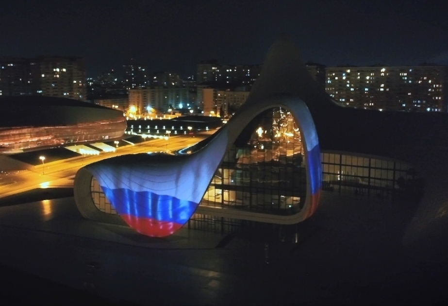 Heydar Aliyev Center für Russland in Lichtstrahlen Weiß-Blau-Rot beleuchtet VIDEO