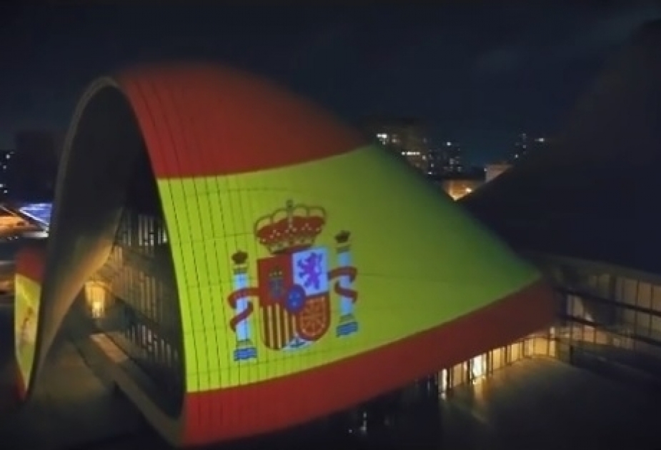 Heydar Aliyev Center für Spanien in Lichtstrahlen Rot- Gelb-Rot beleuchtet VIDEO