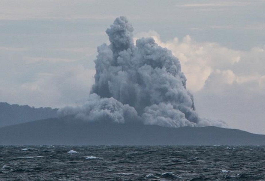 Le volcan indonésien Anak-Krakatau se réveille