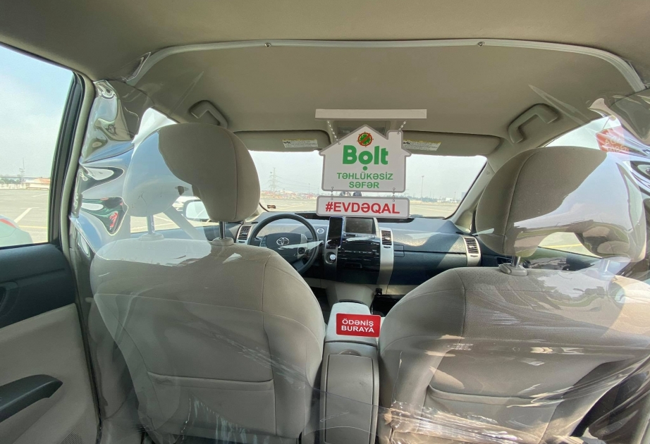 Se instalan separadores en los taxis de Bakú