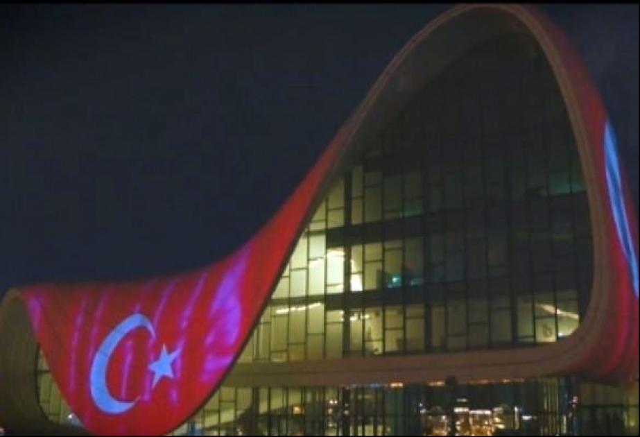 Heydar Aliyev Center für die Türkei in Lichtstrahlen Rot beleuchtet