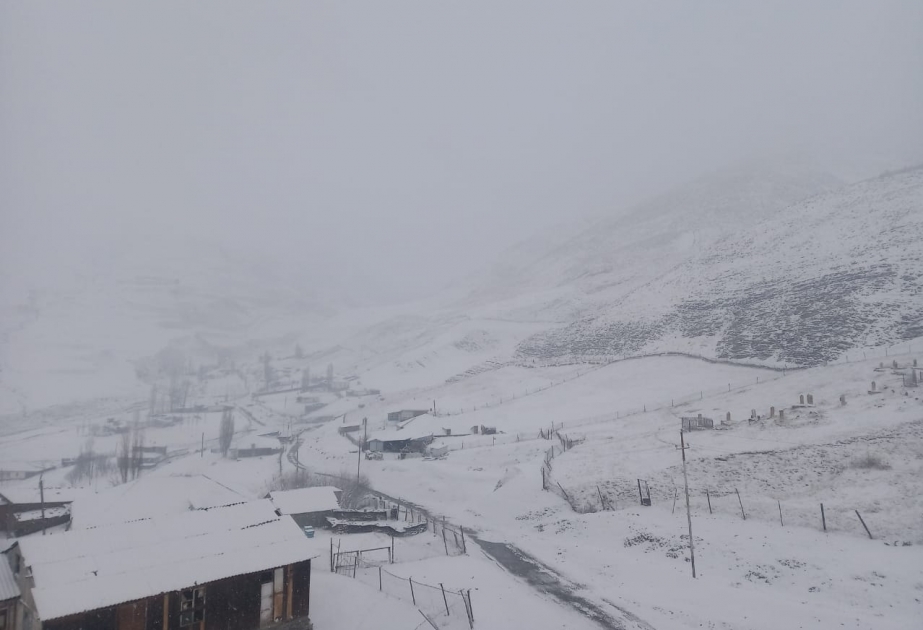 Frühlingsschnee in Khinalyg