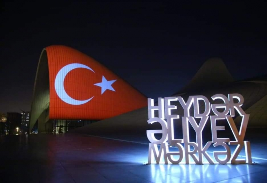 Heydər Əliyev Mərkəzinin binasının üzərində Türkiyə bayrağının videoproyeksiyasını görmək qürurverici idi