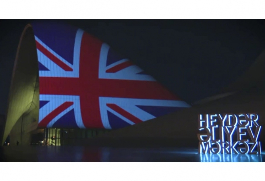 Die britische Flagge auf Heydar Aliyev Center projiziert VIDEO