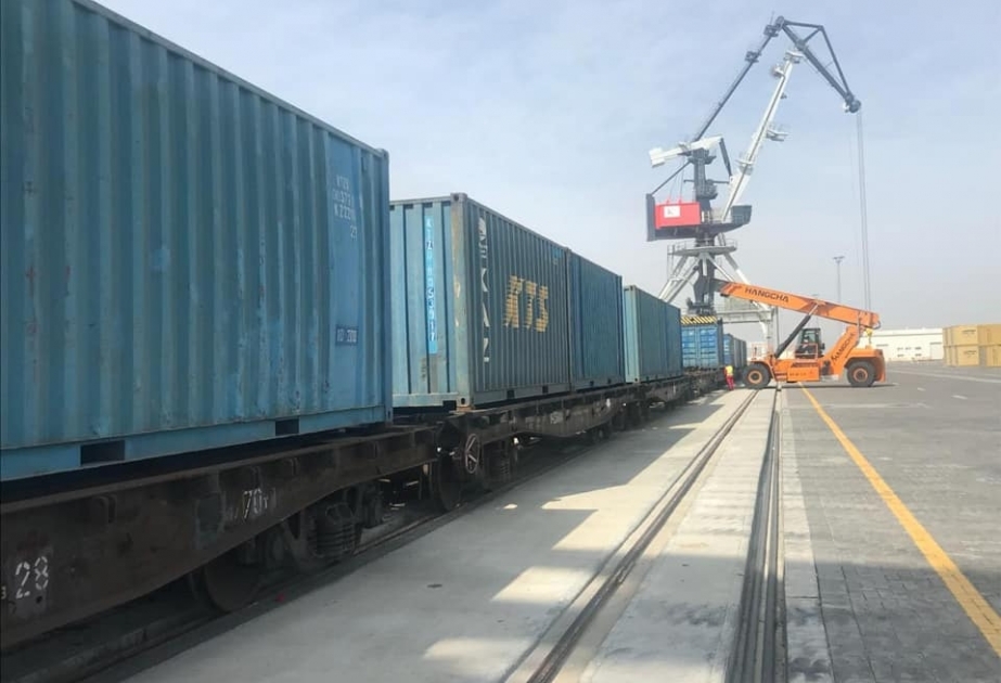 Bakı Limanında ilk dəfə səpkili yük konteyner vasitəsilə daşınıb