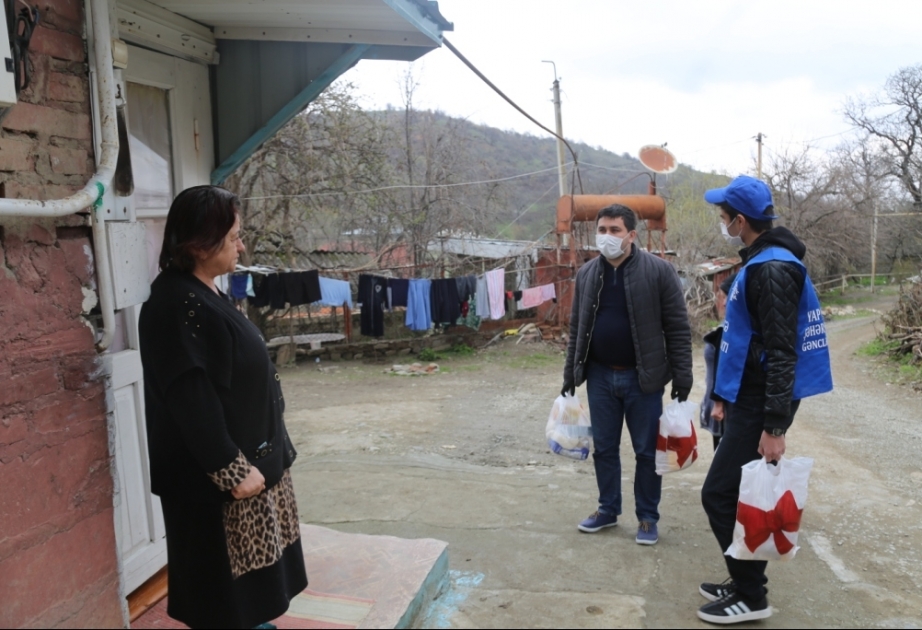 Gəncənin Hacıkənd qəsəbəsində tənha yaşayanlara və qayğıya ehtiyacı olanlara ərzaq yardımı paylanılıb