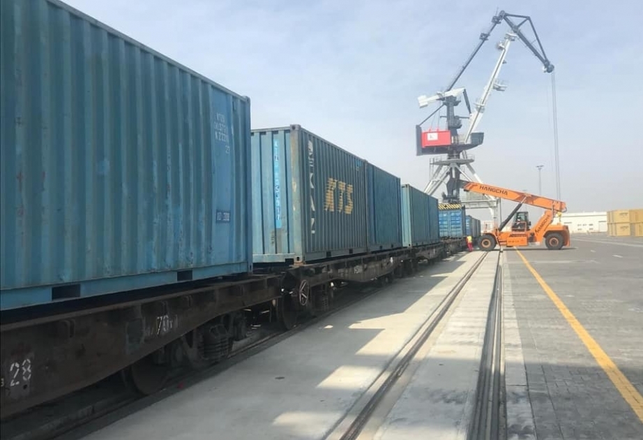 Se transporta la carbamida en un contenedor por primera vez en el puerto de Bakú