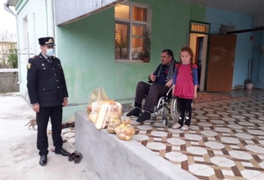 Laçın Rayon Polis Şöbəsinin əməkdaşları imkanı zəif olan vətəndaşlara ərzaq sovqatı veriblər
