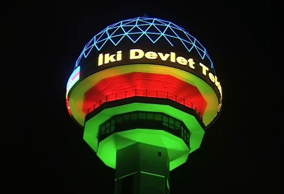 Atakule-Turm in Ankara für Aserbaidschan in Lichtstrahlen Blau, Rot, Grün beleuchtet VIDEO