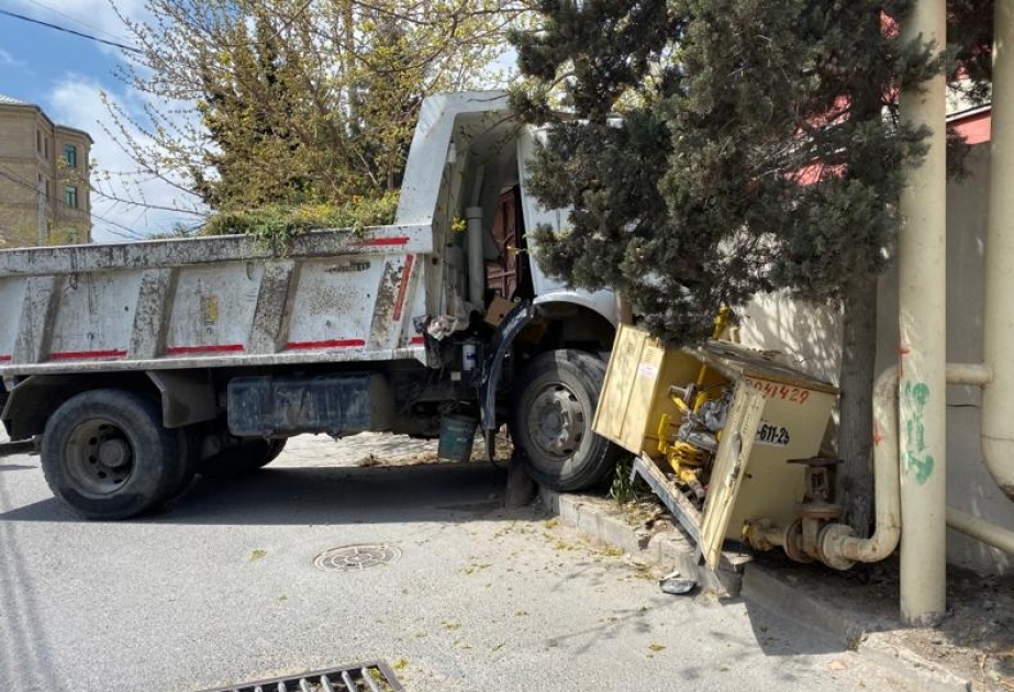 Paytaxtda “KamAZ” idarəetmədən çıxaraq qaz tənzimləyici şkafa çırpılıb və qurğunu yararsız hala salıb