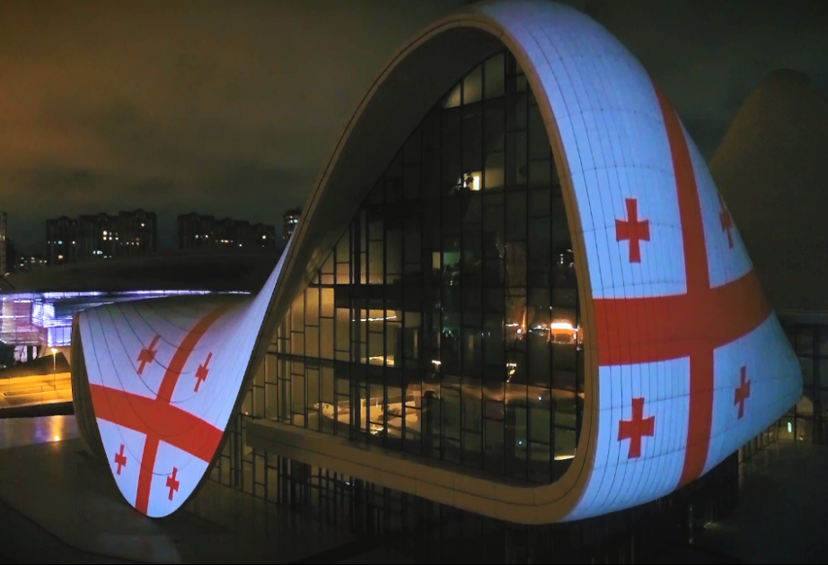 Die georgische Flagge auf Heydar Aliyev Center projiziert VIDEO