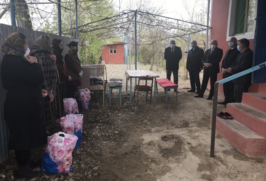 Füzuli rayonunun Zobucuq qəsəbəsində aztəminatlı ailələrə ərzaq yardımı edilib
