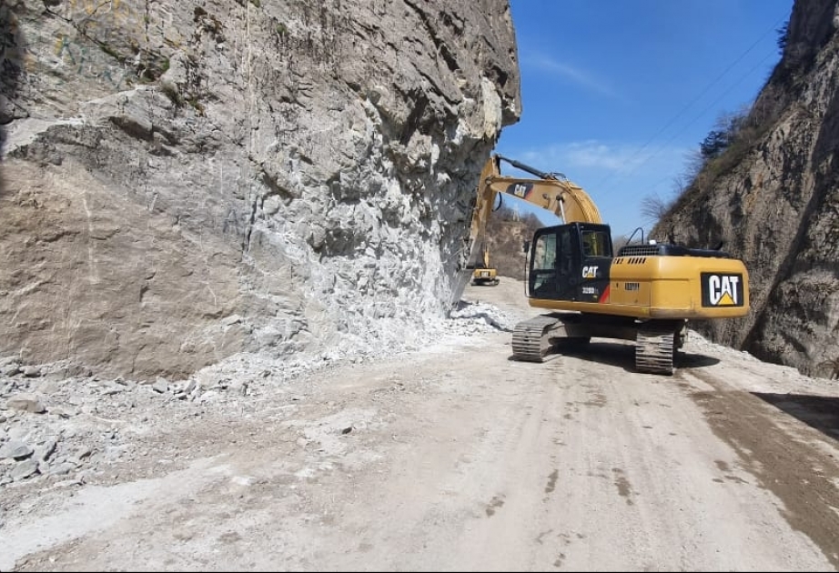 Quba–Qonaqkənd avtomobil yolunun genişləndirilməsi üçün 200 metr hündürlüyündə qayalar çapılır