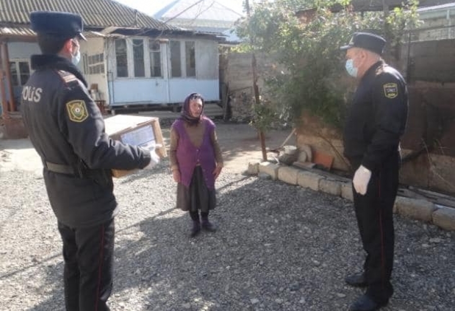 Polis əməkdaşları Yevlaxda 20-yə yaxın ailəyə ərzaq bağlamaları verib