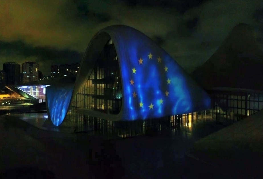 Die EU-Flagge auf Heydar Aliyev Center projiziert VIDEO