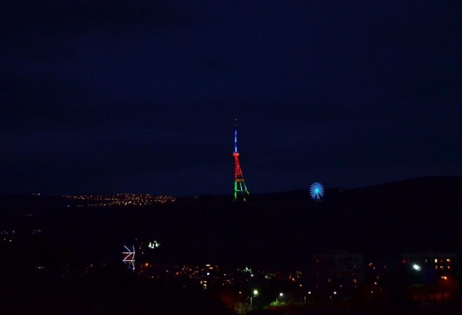 Fernsehturm Tiflis für Aserbaidschan in Lichtstrahlen Blau, Rot, Grün beleuchtet
