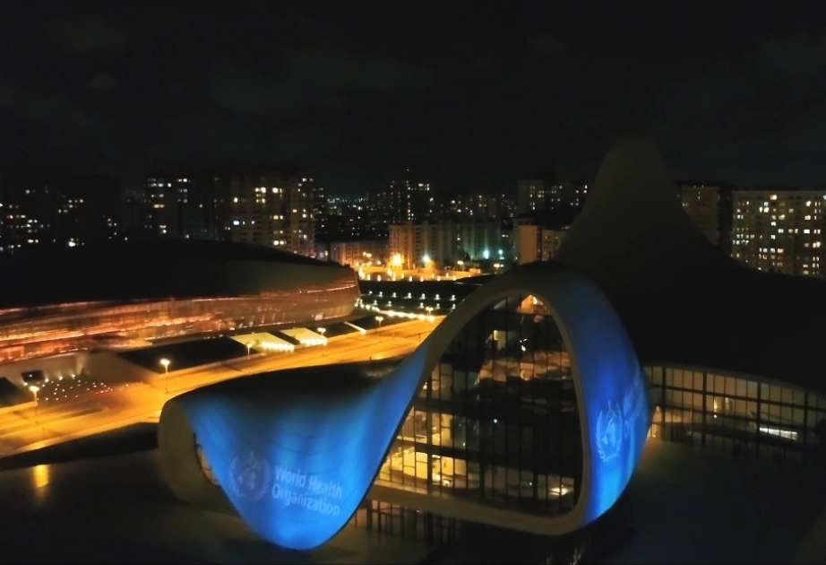 Bakou : le drapeau de l'OMS projeté sur le bâtiment du Centre Heydar Aliyev