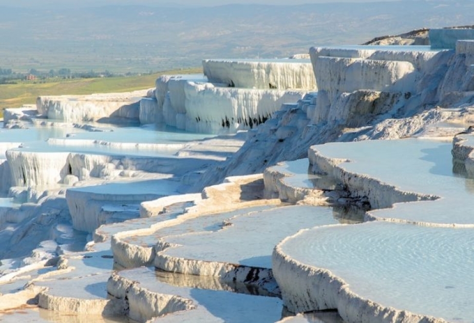 UNESCO-nun Dünya İrs Siyahısına daxil olan Pamukkale ağappaq görünüşü ilə diqqəti cəlb edir