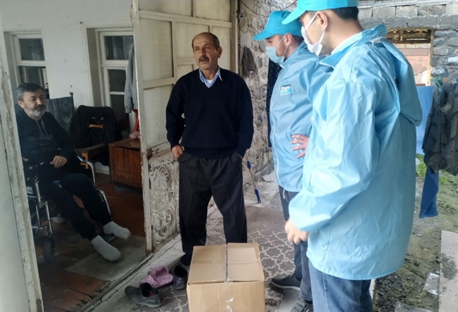 YAP-ın könüllüləri Əmək və Əhalinin Sosial Müdafiəsi Nazirliyinin əməkdaşları ilə birgə ahıllara sosial xidmət göstərirlər