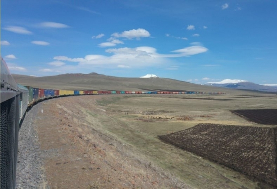أطول قطار ناشط على خط سكة حديد باكو – تبيليسي – قارص يصل الى باكو