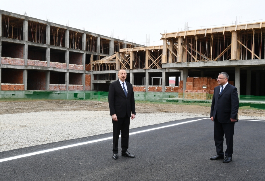 Le président Ilham Aliyev visite les quartiers résidentiels destinés à accueillir 3042 familles déplacées VIDEO