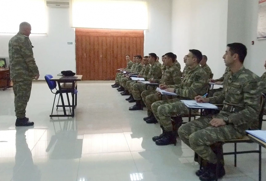 Kursantlar zirehli texnikanın məşq qurğularında çalışmalar yerinə yetirir