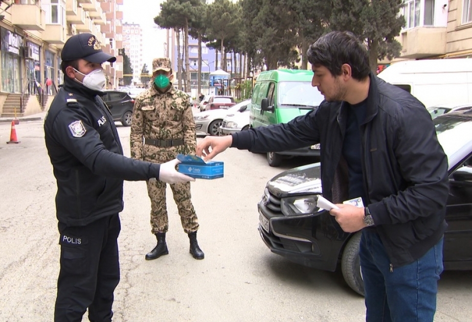 Xırdalanda polislər şəhər sakinlərinə tibbi maskalar paylayıblar VİDEO