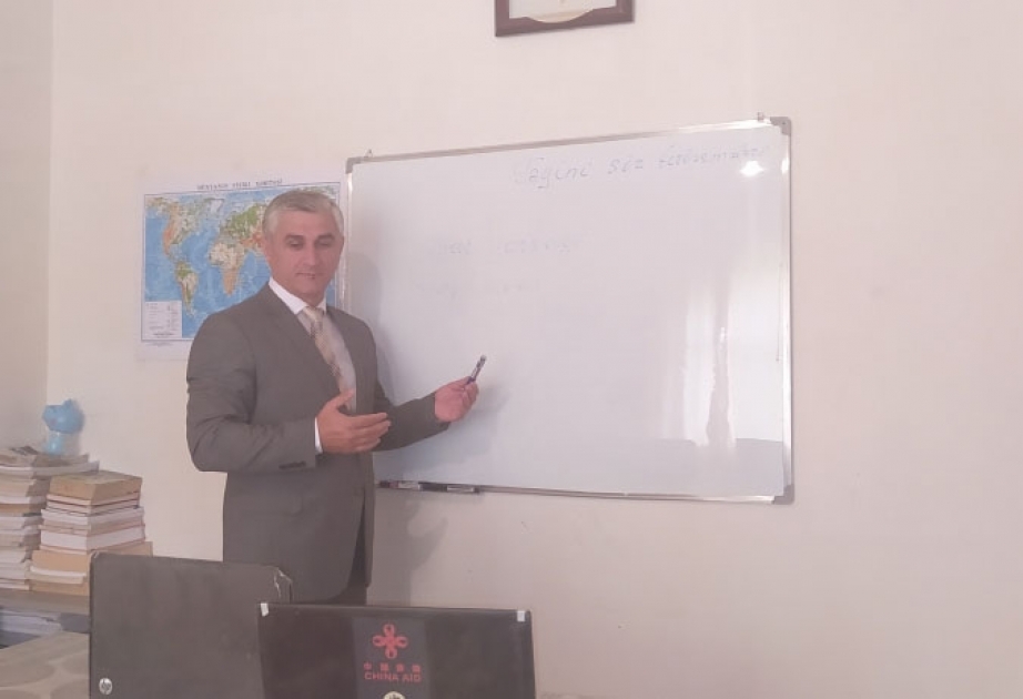 Cəlilabadlı müəllim şagirdlərinə "Virtual məktəb" platforması üzərindən dərs deyəcək VİDEO